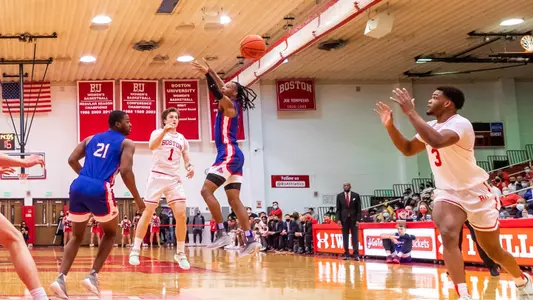 Garrett Pascoe passes the ball to Malcolm Chimezie
