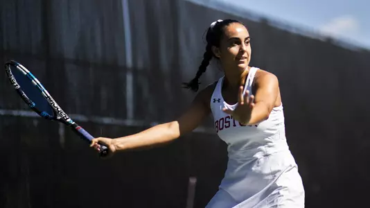 Shelly Yaloz holds the racquet back waiting for a forehand hit on the approaching tennis ball.