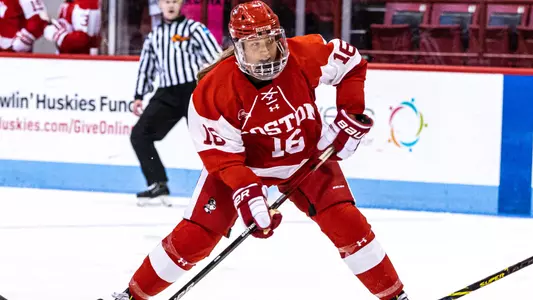 Julia Nearis playing hockey