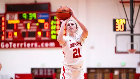 Photo of women's basketball freshman Audrey Ericksen shooting a free throw.