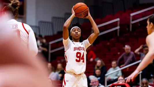 Photo of women's basketball sophomore Sisi Bentley looking to pass the ball.