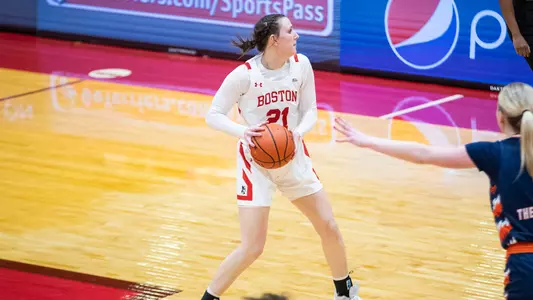 Photo of women's basketball freshman Audrey Ericksen looking to pass the ball at Case Gym.