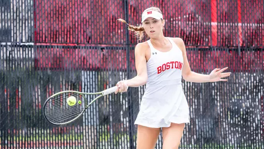 Victoria Carlsten hits a forehand at the baseline