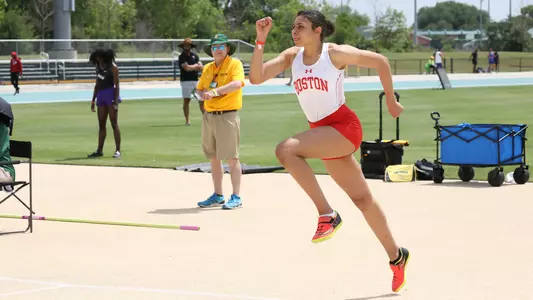 Asia Hamilton running to high jump
