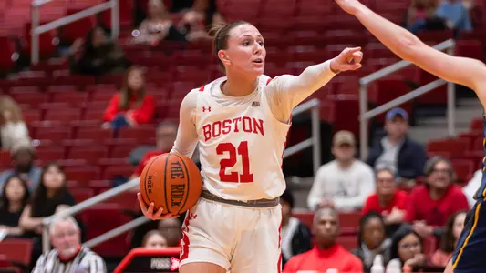 Photo of BU women's basketball junior Audrey Ericksen conducting a play at Case Gym.