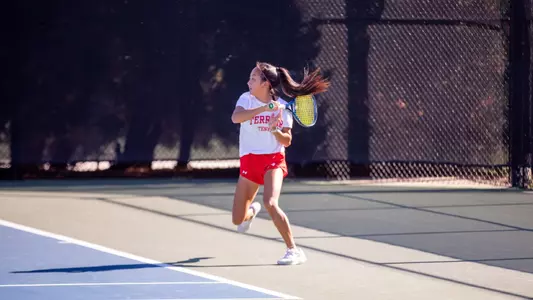 Madison Liu hitting a shot