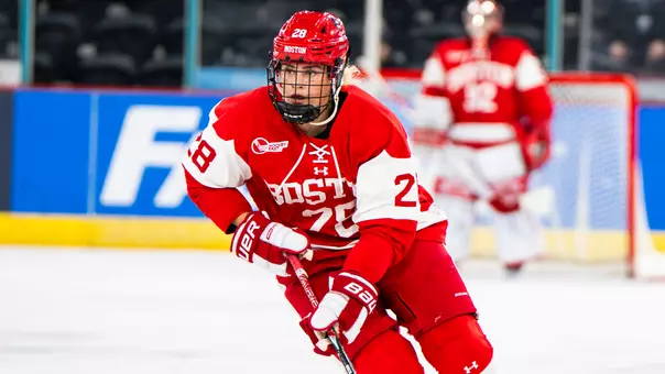 Kaileigh Quigg playing hockey close up