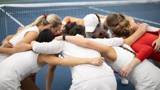 Women's tennis pre match huddle
