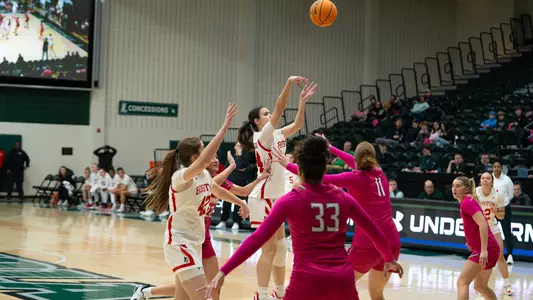 Photo of BU women's basketball junior Inés Monteagudo shooting a jumper at Loyola Maryland.