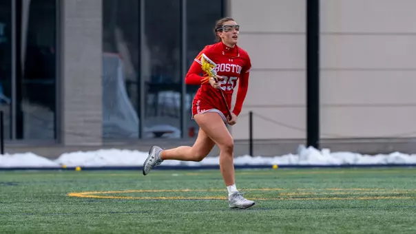 Siri Hodgins running with the ball