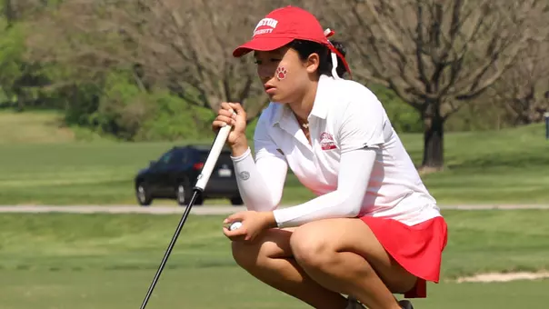 Monica Wu lines up a putt in the second round of the PL Championship