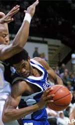 Kelly Wise scored 19 points and grabbed 12 rebounds Monday to lead Memphis to a 86-69 victory over the University of Alabama at Birmingham.