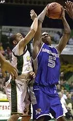 Memphis guard Jeremy Hunt (5) pulls the ball away from South Florida guard Brian Swift.