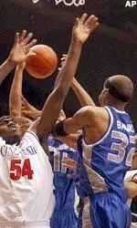 Duane Erwin and Sean Banks, right, knock a rebound away from Cincinnati's Jason Maxiell.