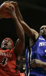 Shawne Williams blocks the shot of Cincinnati center Eric Hicks. (AP Photo/Al Behrman)