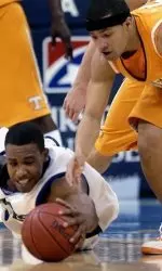 Shawne Williams, bottom, dives for a loose ball against Tennessee's Chris Lofton during the first half. (AP Photo/Lance Murphey)