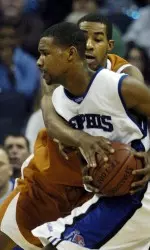 Memphis' Shawne Williams drives to the basket around Texas' LaMarcus Aldridge. (AP Photo/ Mark Weber)