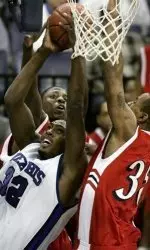 Memphis forward Joey Dorsey (32) tries to work his way past Houston's Jahmar Thorpe and Darrius Brannon, right, during the first half. (AP Photo/ Matthew Craig)