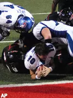 Matt Malouf loses his helmet and he dives for the goal line.(AP Photo/The Jonesboro Sun, David Stout)