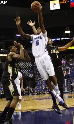 Elliot Williams (15) drives to the basket against Oakland defenders Keith Benson and Derrick Nelson.