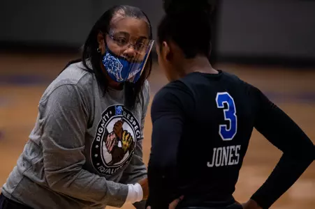 Associate HC Michele Savage coaches Memphis WBB player Tye Jones.