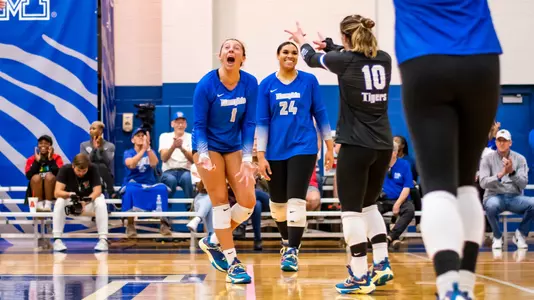 Setter Loren Robertson (1) during the Memphis vs. Tulane volleyball match on 10142022.
