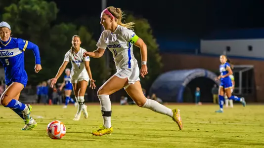 Midfielder Saorla Miller (11) during the Memphis vs. Tulsa Womenâ??s Soccer game on 10202022.
