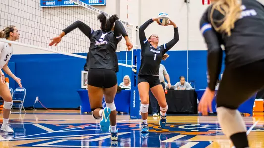 Setter Loren Robertson (1) during the Memphis vs. Queens volleyball match on 09092022.