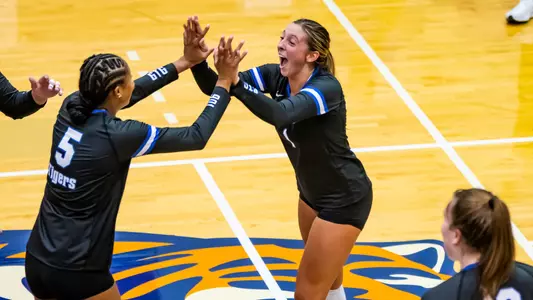 Setter Loren Robertson (1) during the Memphis vs. Nicholls volleyball match on 08262022.