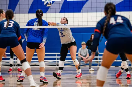 Defensive Specialist Rylee Busse (11) during the Memphis vs. UTSA volleyball match on 10272023.