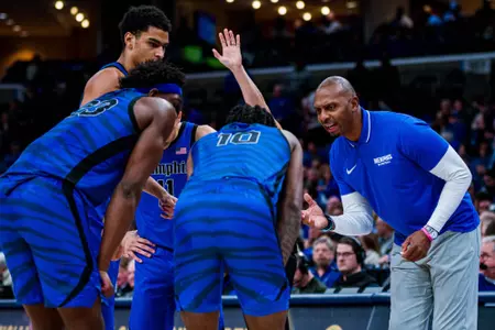 Penny Hardaway team huddle