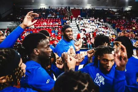 Team huddle vs FAU