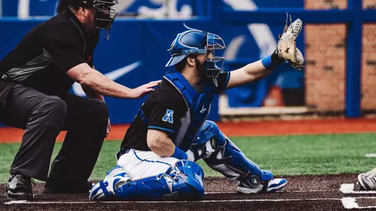 Jonah Sutton catching vs. Valpo, Feb. 23, 2025