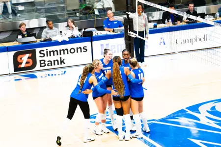 VB Huddle against UT Martin