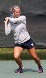 Senior Andrea Wolf pulls out three-set victory over FAU's Bianca Biglione.