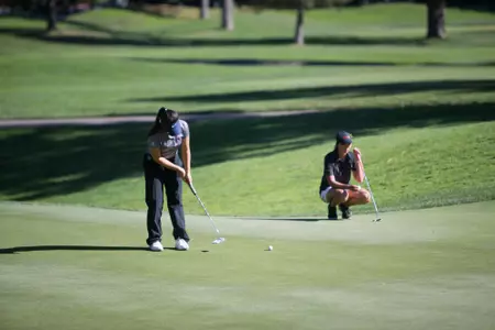 Quynn Duong putts on the green