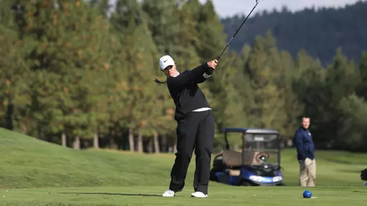 Federica Torre hits a tee shot