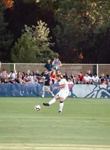 Garrett Wilson passes the ball