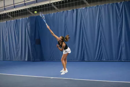 Sara Komer serve
