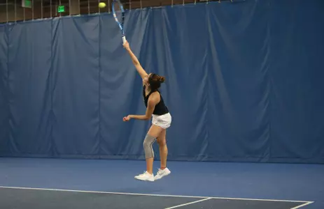 Graciela Rosas serve