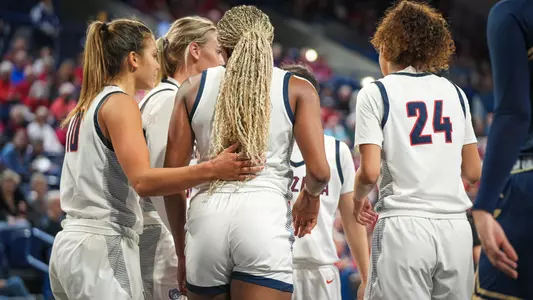 wbb team huddle