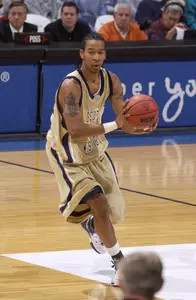 Damien Hollis finished with 19 points.