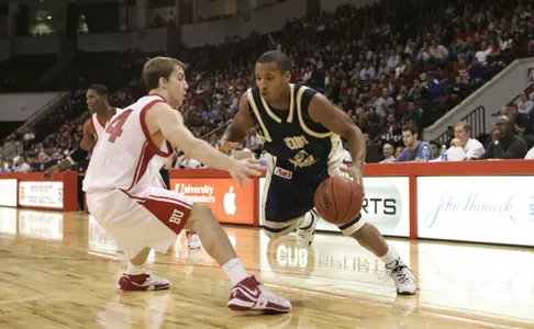 Travis King scored 10 points in George Washington's 73-47 loss to Hawaii on Monday.