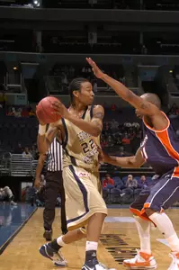 Damian Hollis finished with 14 points.