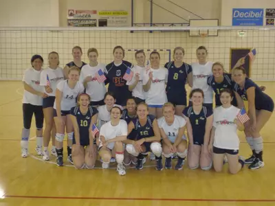 Both the GW and Volley Codogne teams gather for a group picture after their "friendly match" on Monday night.