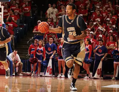 Damian Hollis led all players with 19 points at Dayton Tuesday.