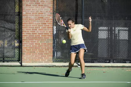 Sophomore Leah Pascarella earned back-to-back victories Saturday to advance to the third round of the consolation singles bracket.