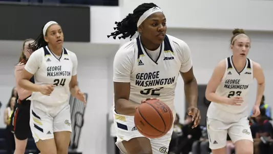 Alexandra Maund dribbles down the court