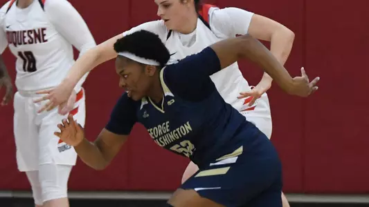Alexandra Maund goes for a loose ball