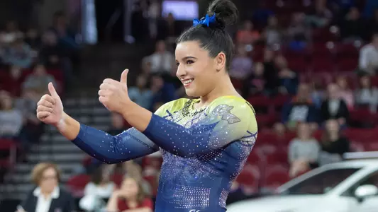 Cydney Crasa competes on floor.